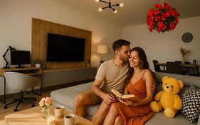 High-Rise Luxury Apartment With Free Parking